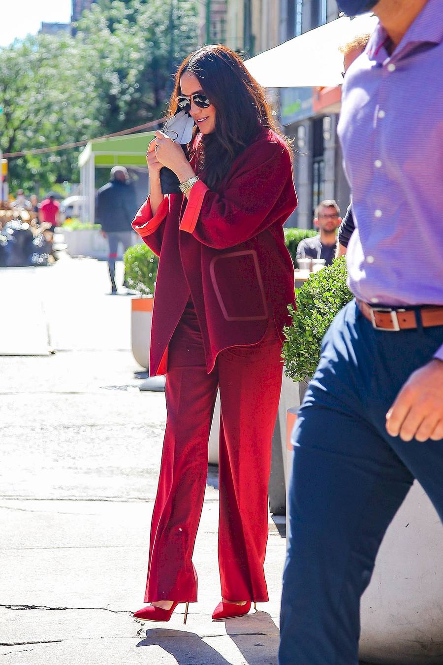 Meghan Markle w czerwonym total looku – na takie stroje nie mogła sobie pozwolić jako księżna (ZDJĘCIA)