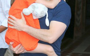 Tom Cruise znów nosi Suri na rękach