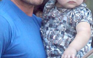 David Beckham na zakupach z Harper Seven na ręku (FOTO)