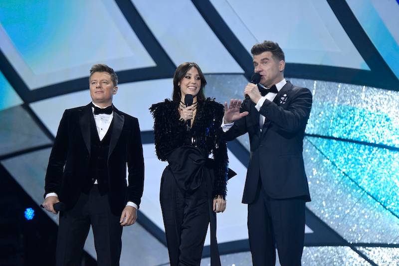 Sylwester z Dwójką. Edyta Górniak jak lalka Barbie, a Magda Narożna jako panna młoda, Roxi Węgiel…