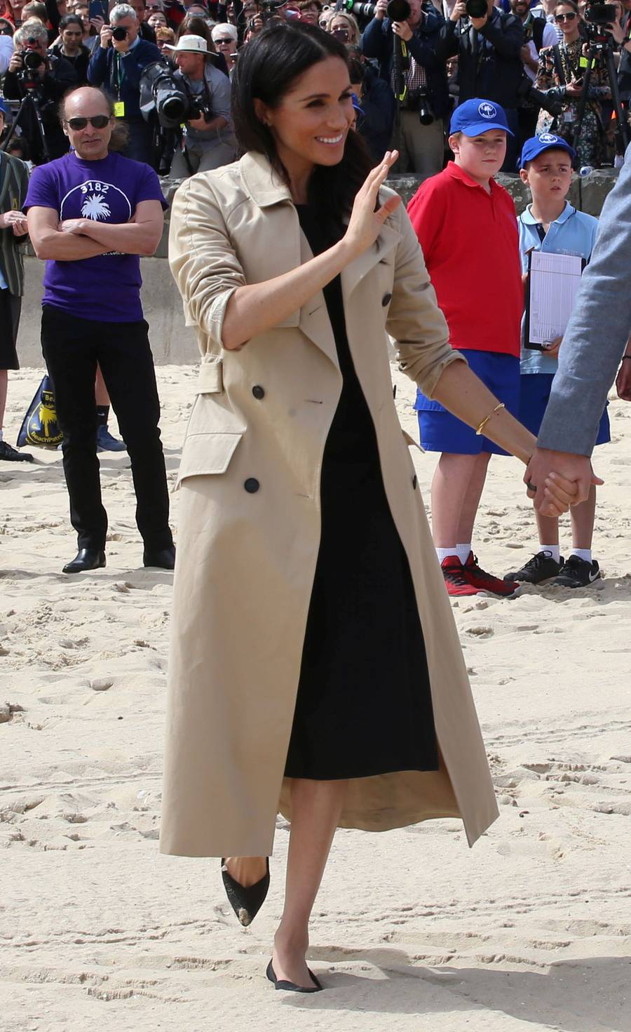 Księżna Meghan w obcisłej sukience – brzuszek jest już spory!