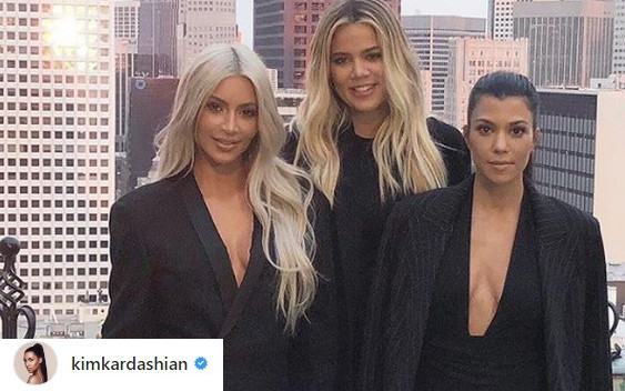 Ludzie myślą, że Khloe użyła na tym zdjęciu Kim i Kourt, by ukryć brzuch