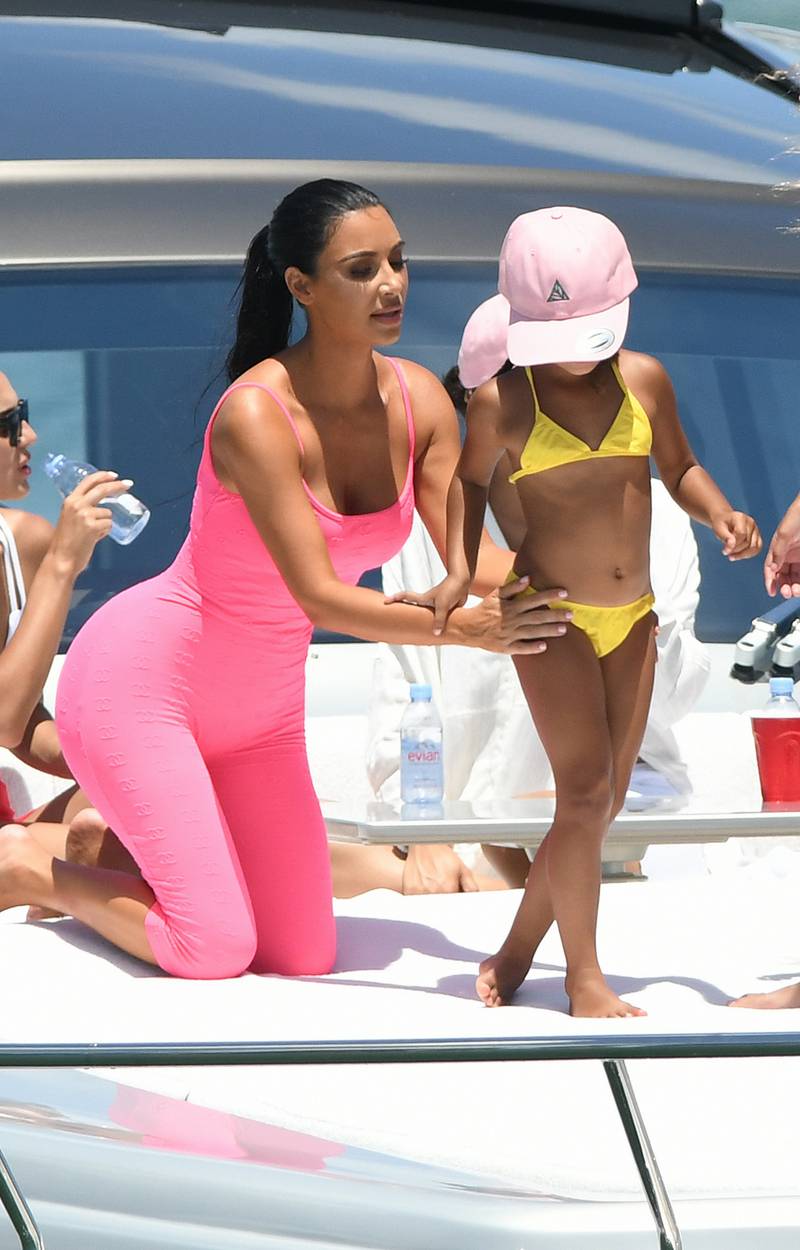 Niezadowolona North na wakacjach z Kim Kardashian