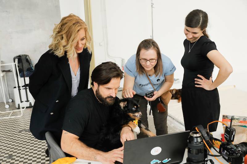 Gwiazdy pozują ze zwierzakami. Andrzej Piaseczny, Piotr Stramowski z ukochaną, Olga Borys…