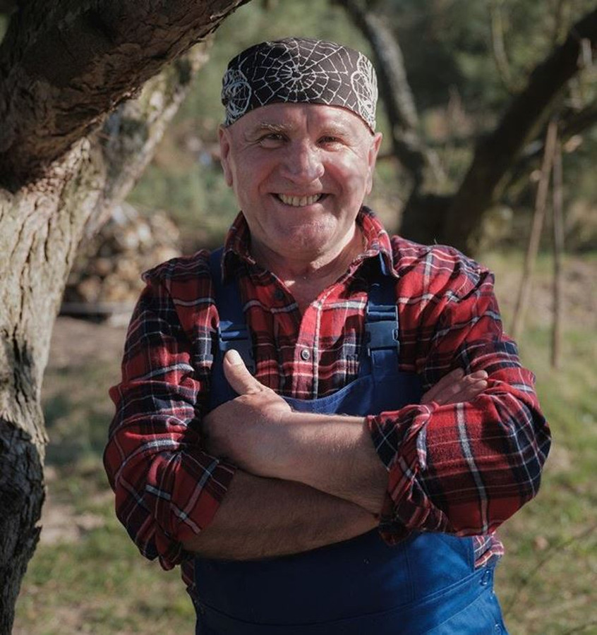 Jego zachowanie i żarty były oburzające i niesmaczne. Powinien dwa razy przemyśleć, co ma zamiar powiedzieć, czy zrobić. 