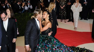 Filmowy pocałunek na gali MET 2016 (FOTO)