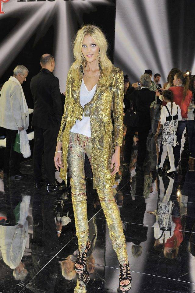 Jak Anja Rubik eksponuje długie, szczupłe nogi