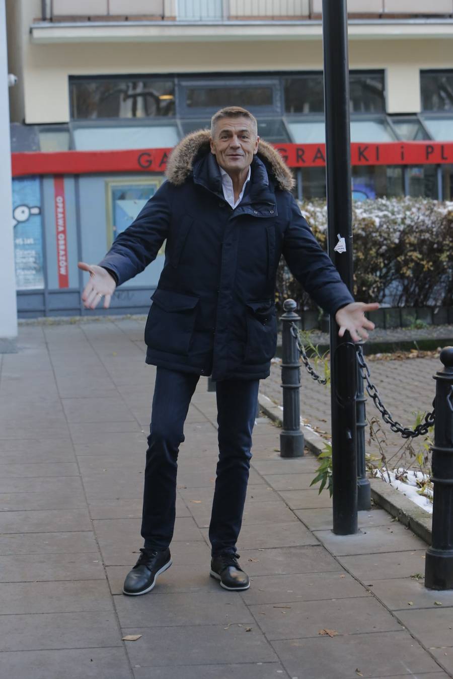 Poranek z “DDTVN” i “Mówię Wam”! Rozbawiona Gessler, pomykający z książkami Stramowski, Piotr Adamczyk… (FOTO)