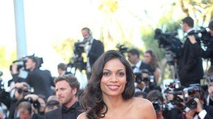 Rosario Dawson ma oko na Colina Farrella