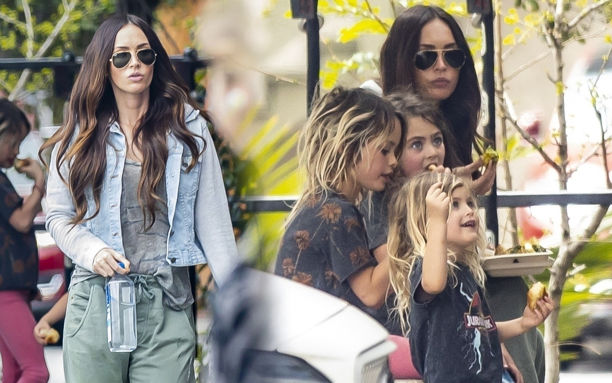 Megan Fox z trzema synami i mężem urządzili sobie piknik na chodniku (ZDJĘCIA)