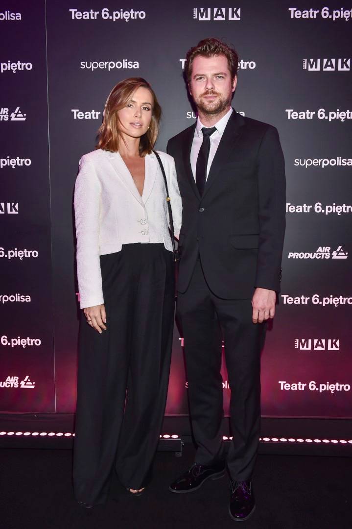 Premiera spektaklu “Handlarze Gumek”: Janusz Gajos z żoną, Zbigniew Suszyński z córką