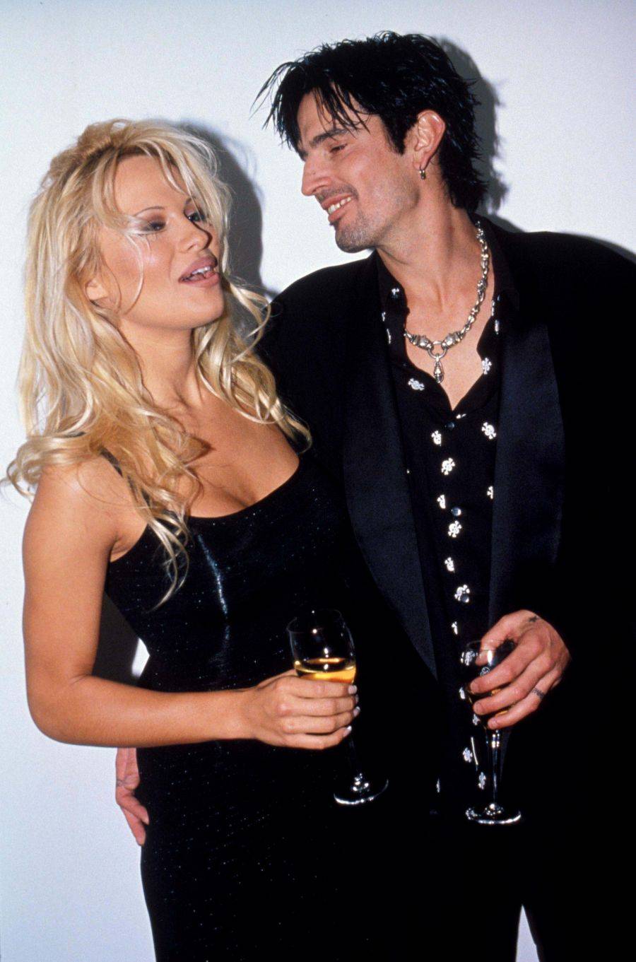 Od ofiary molestowana i przemocy, po seksbombę wszechczasów. Pamela Anderson kończy dziś 58 lat!