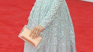 Grzeczna mama Sienna Miller na rozdaniu nagród BAFTA (FOTO)