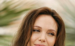 Asystentka Angeliny Jolie puściła plotkę o porodzie