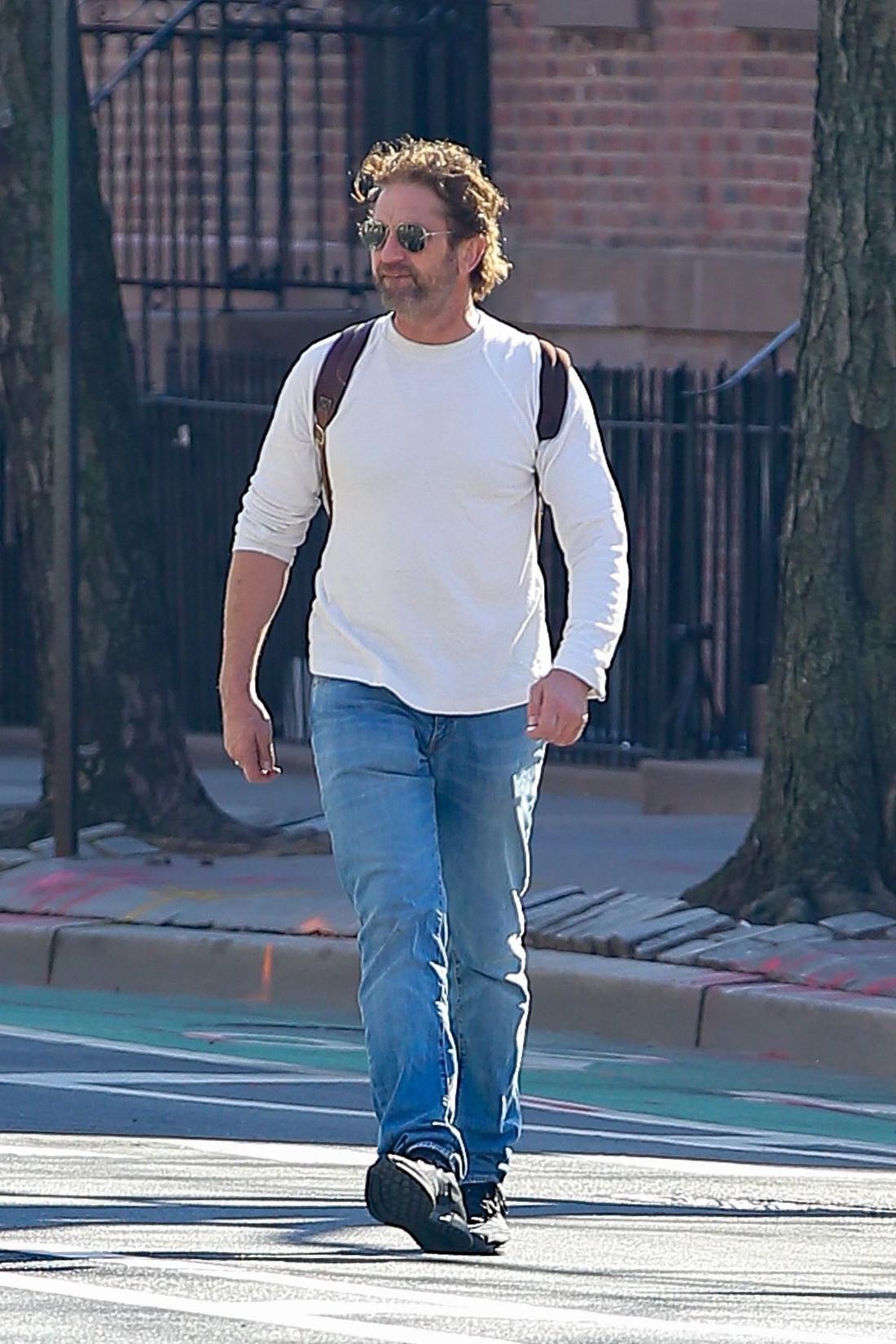 Gerard Butler przechodzi przez ulicę