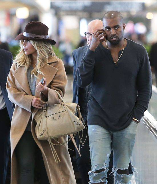 Kim Kardashian pokochała oversize’owe płaszcze