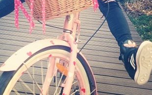 Doda jak licealistka na wagarach (FOTO)