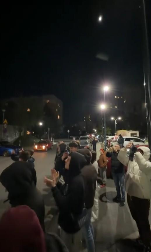 Tłumy pod blokiem Łatwoganga, fot. TikTok.com