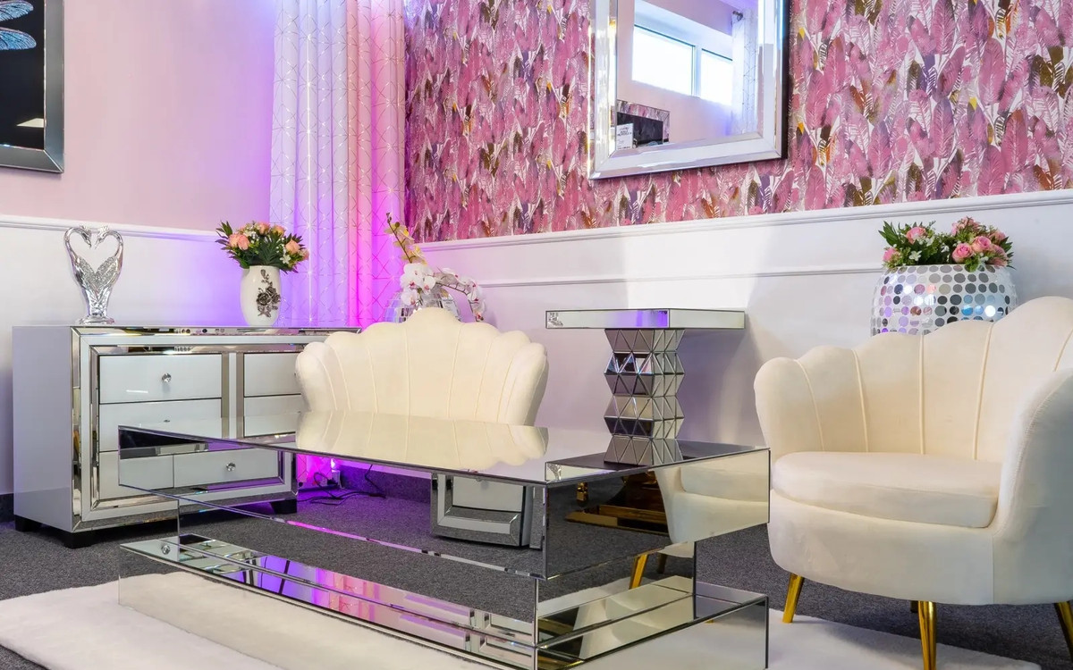 Meble w stylu glamour – jak zaaranżować ponadczasową przestrzeń salonu?