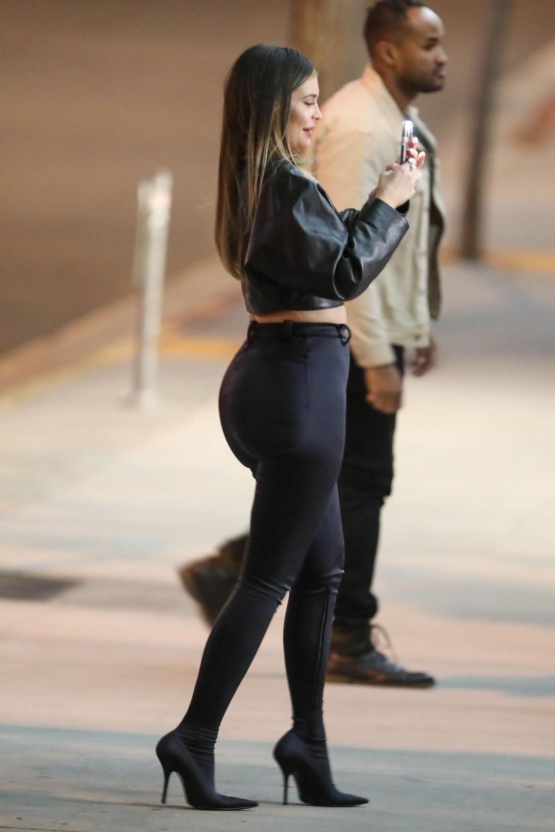 Kylie Jenner z tłustymi włosami, w obcisłych rajtkach