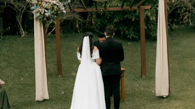 Syn uwielbianej aktorskiej pary wziął ślub. Zdjęcia z ceremonii trafiły do sieci