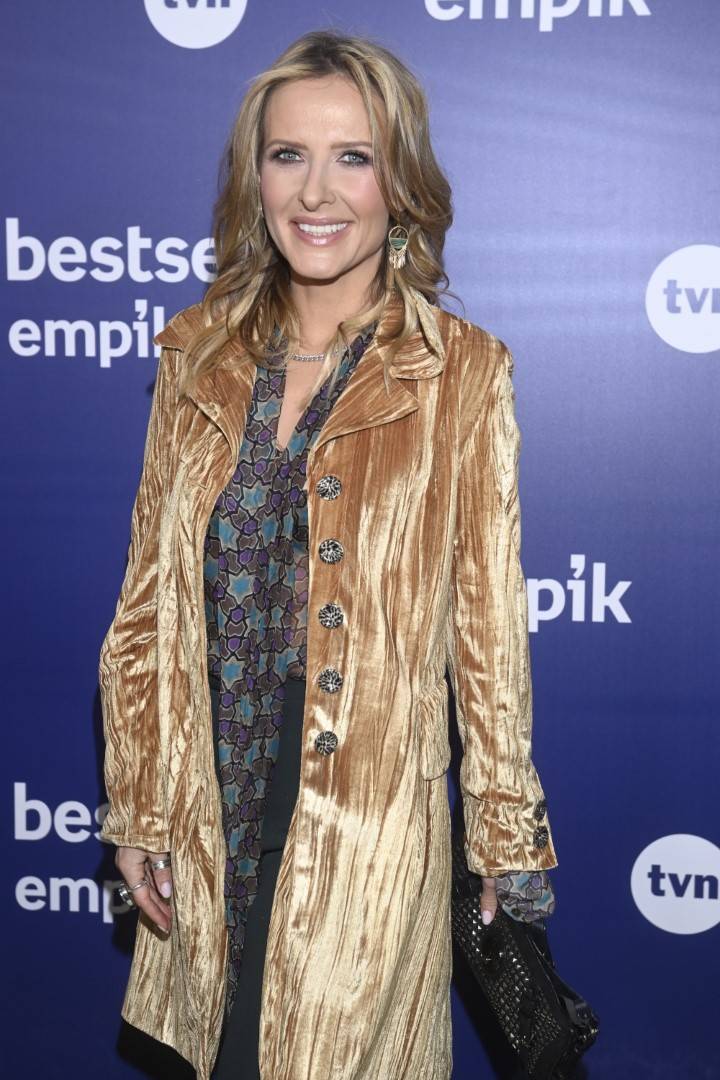 Bestsellery Empiku 2022: Doda świeci nóżką i dekoltem, limonkowa Joanna Opozda, ciężarna Sylwia Przybysz z mężem