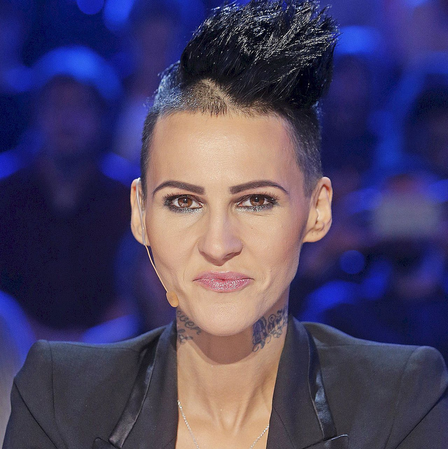 W krótkich czarnych włosach wygląda MEGA