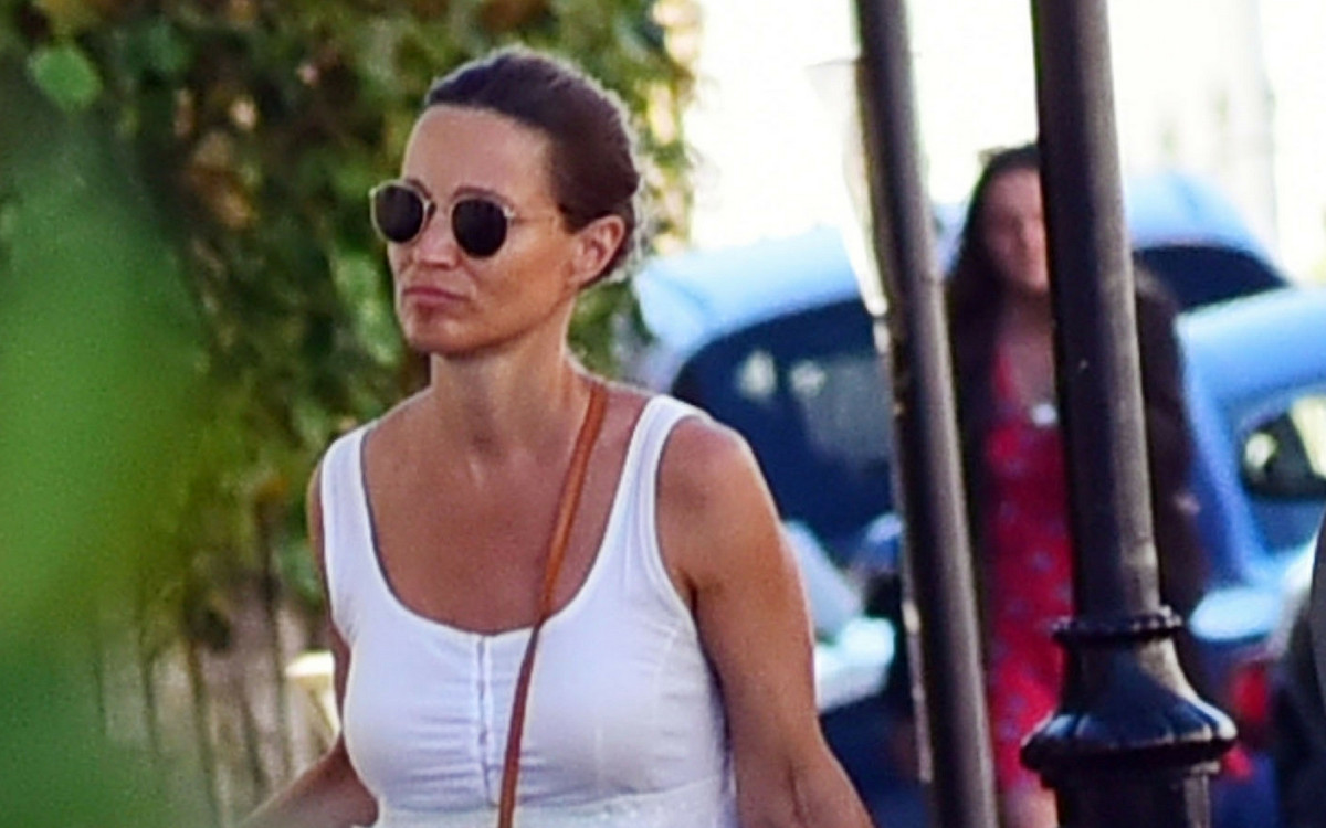 Ciężarna Pippa Middleton nosi ciężkie zakupy (ZDJĘCIA)