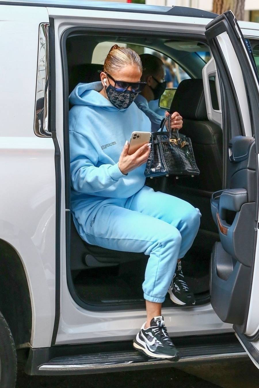 Jennifer Lopez wysiada z samochodu