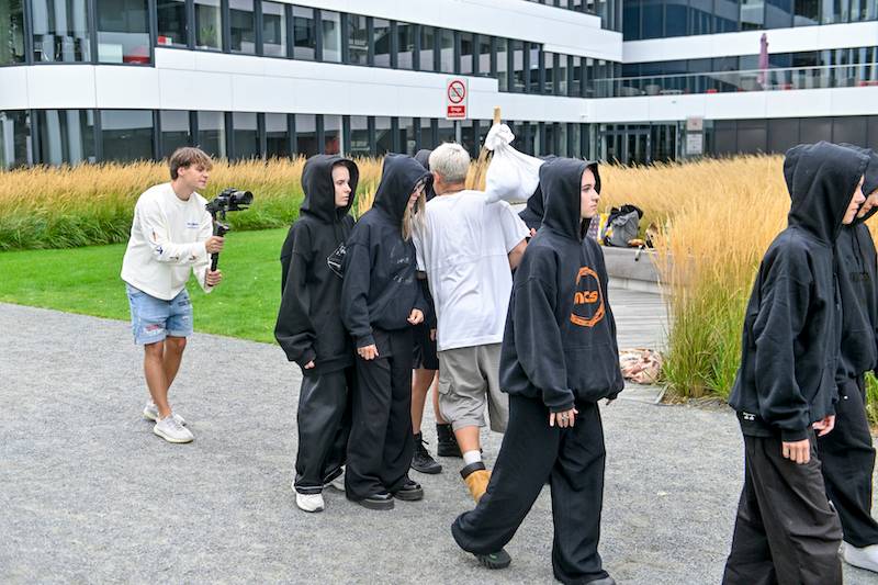 Xavier Wiśniewski zaangażował całą rodzinę do teledysku. Co tam się działo… (ZDJĘCIA)