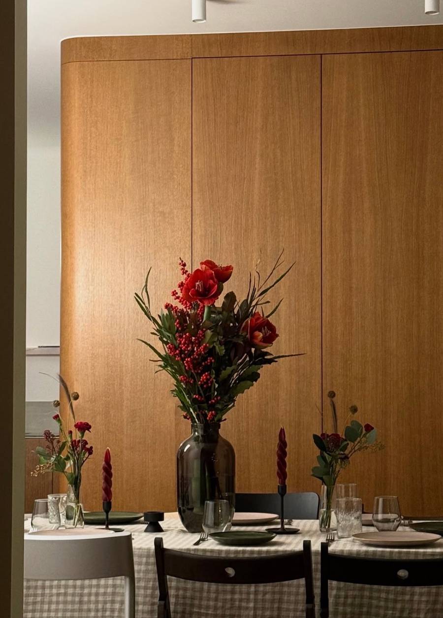 Mieszkanie Izabelli Krzan tonie w luksusach. Drewno i designerskie dodatki