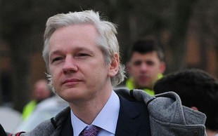 Julian Assange baluje w dyskotece (VIDEO)