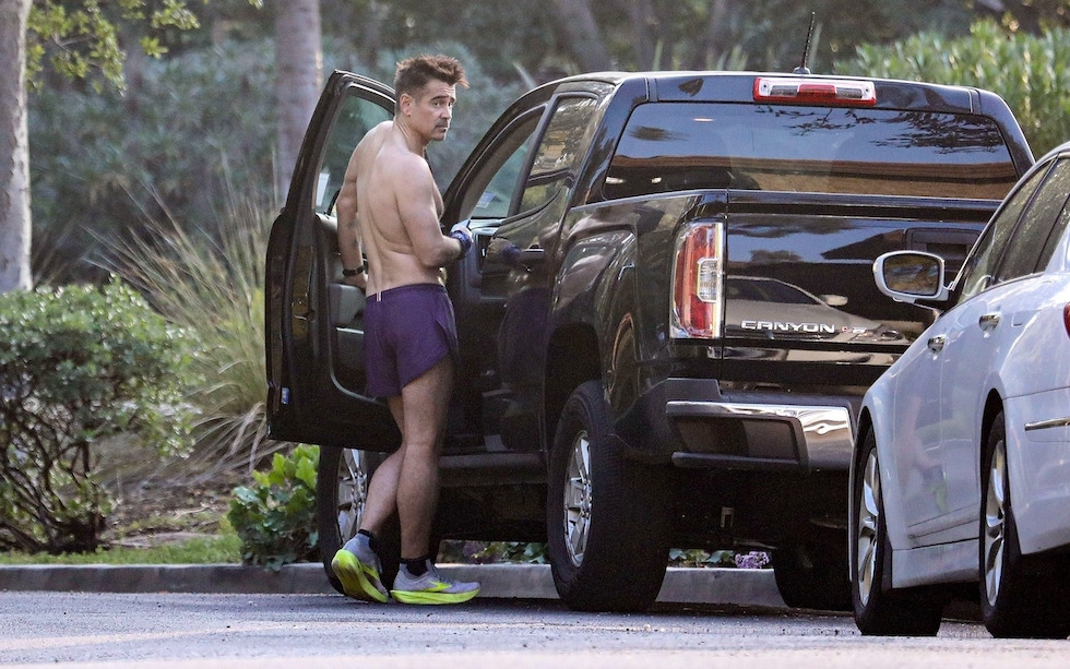 Roznegliżowany Colin Farrell biega po Beverly Hills. Ale forma!(ZDJĘCIA)