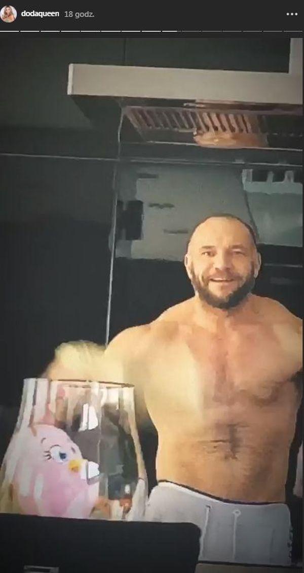 Emil Stepień, mąż Dody, topless w kuchni