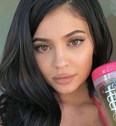 To dzięki TEMU Kylie Jenner zachowuje SZCZUPŁĄ sylwetkę