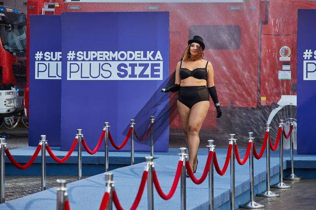 Supermodelka Plus Size – pokaz bielizny
