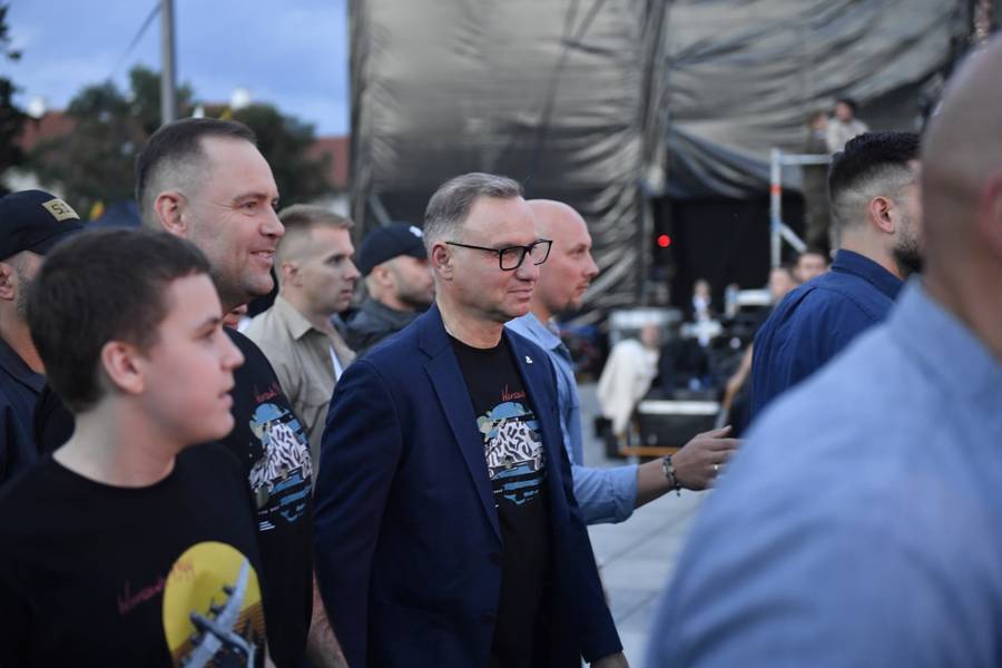 Andrzej Duda i Karol Nawrocki uchwyceni razem na koncercie! Tak upamiętnili Powstanie Warszawskie (FOTO)