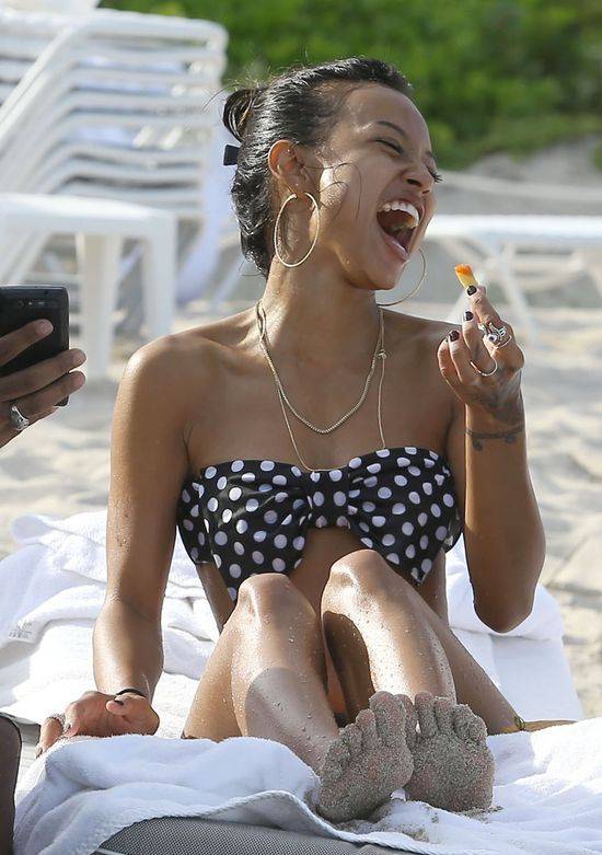 Piękna Karrueche Tran na plaży w Miami