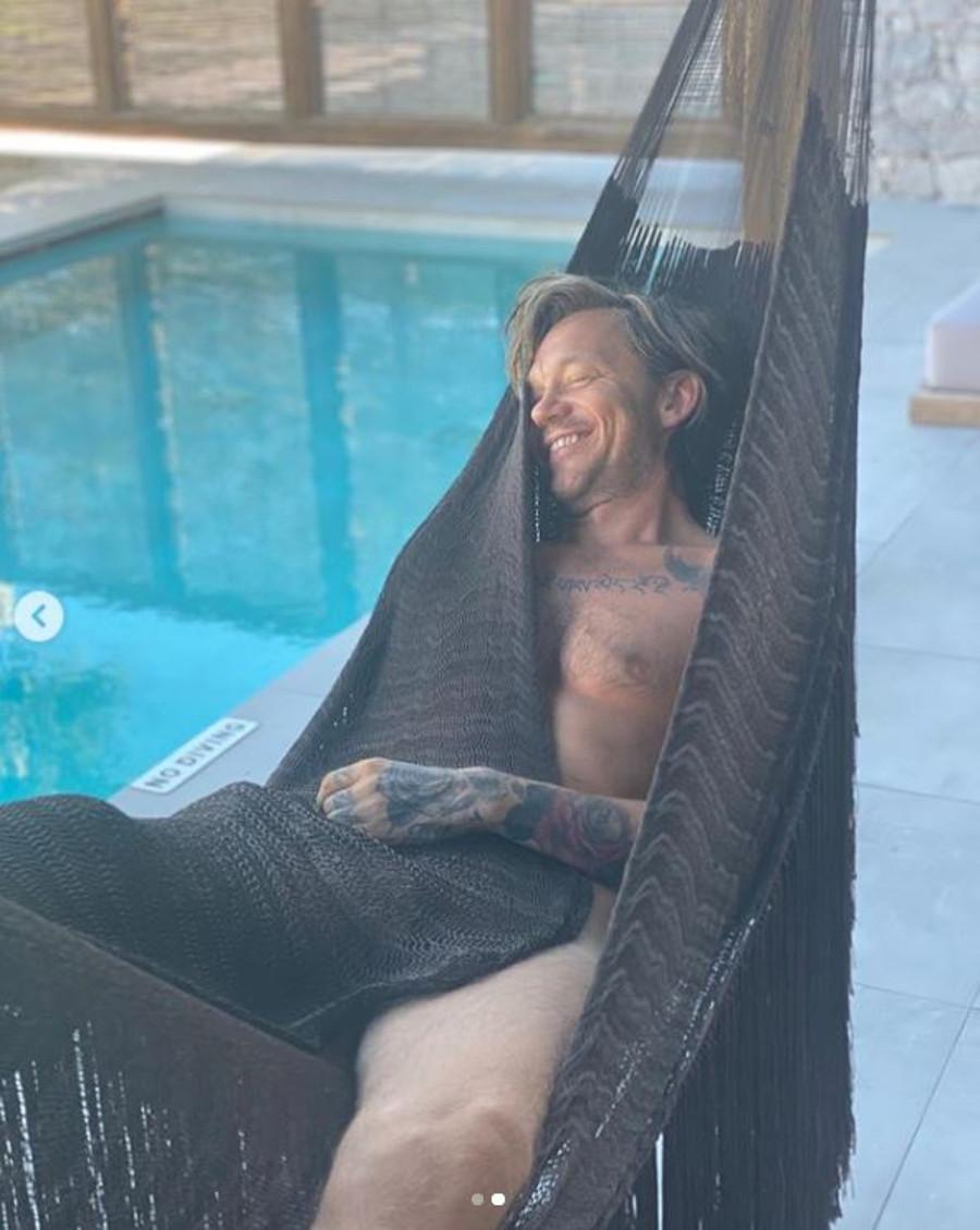 Wojtek Mozolewski odpoczywa nago w Grecji