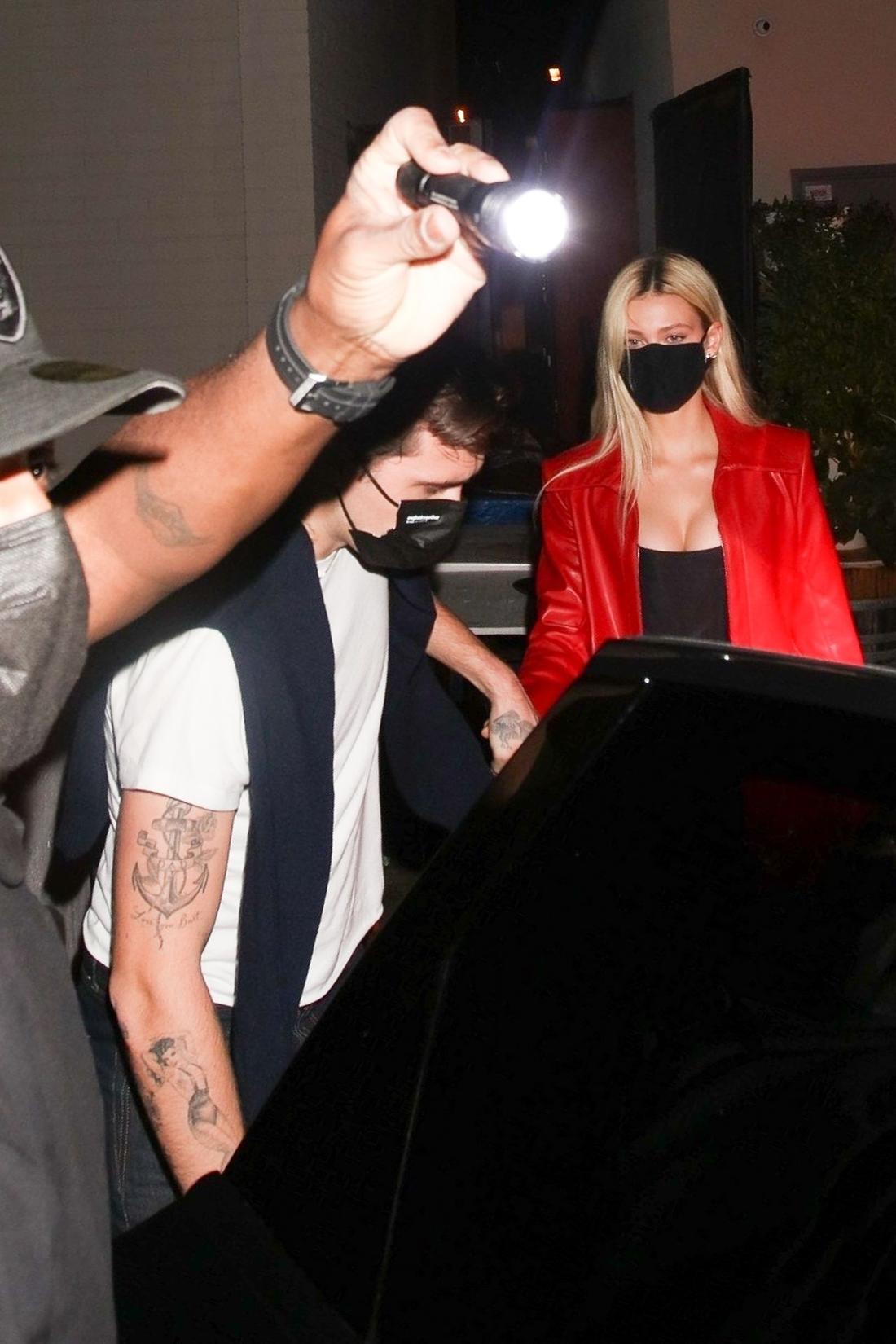 Brooklyn Beckham i Nicola Peltz wsiadają do samochodu