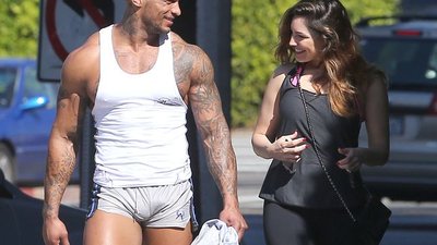 Chłopak Kelly Brook w majtkach na ulicy (FOTO)