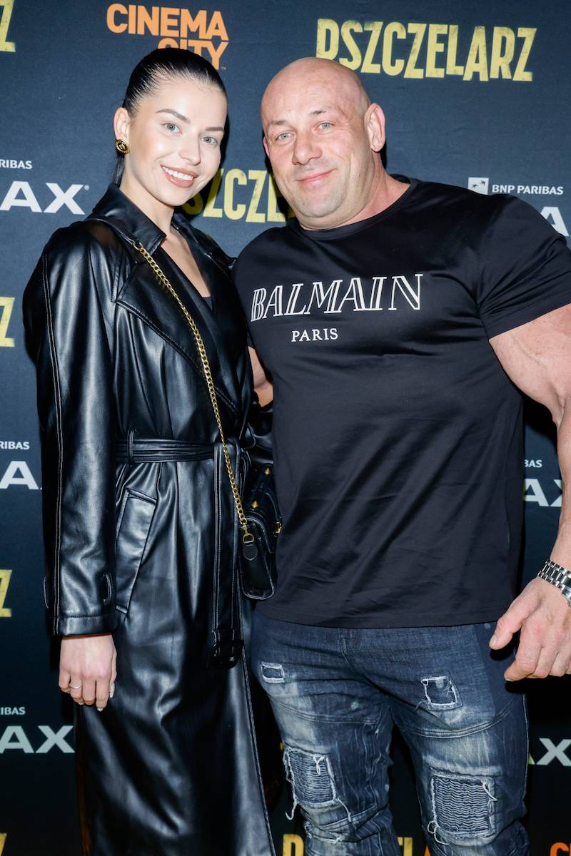 Pokaz filmu “Pszczelarz”. Robert Burneika z młodszą o 16 lat Kają, Jacek Rozenek z nową partnerką, Kacperek z “Rodzinki.pl”