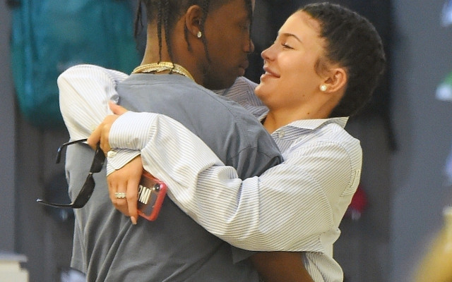 Kylie i Travis NAMIĘTNIE całują się na randce!