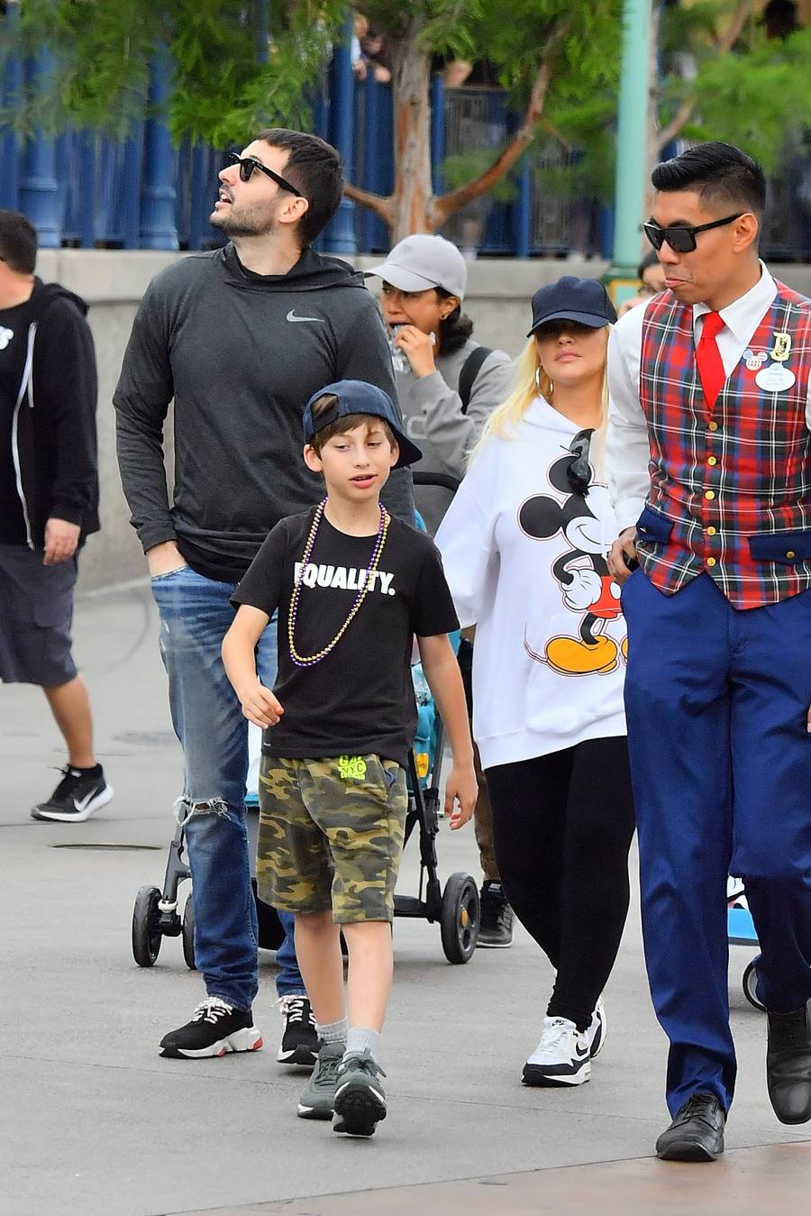 Christina Aguilera w Disneylandzie z dziećmi i mężem. Znowu PRZYTYŁA