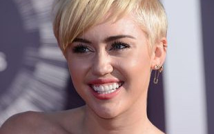 Ariana Grande ostrzejsza od Miley Cyrus? (FOTO)