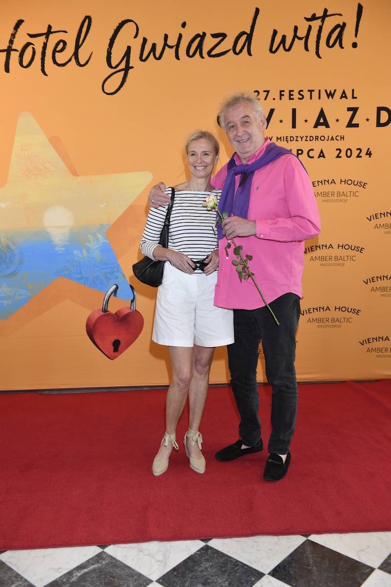 Aktorzy w Międzyzdrojach. Dawid Ogrodnik z rodziną, Paweł Małaszyński, Ewa Minge