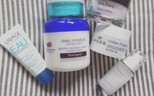 Jakiego kremu nawilżającego używać, gdy ma się cerę trądzikową?