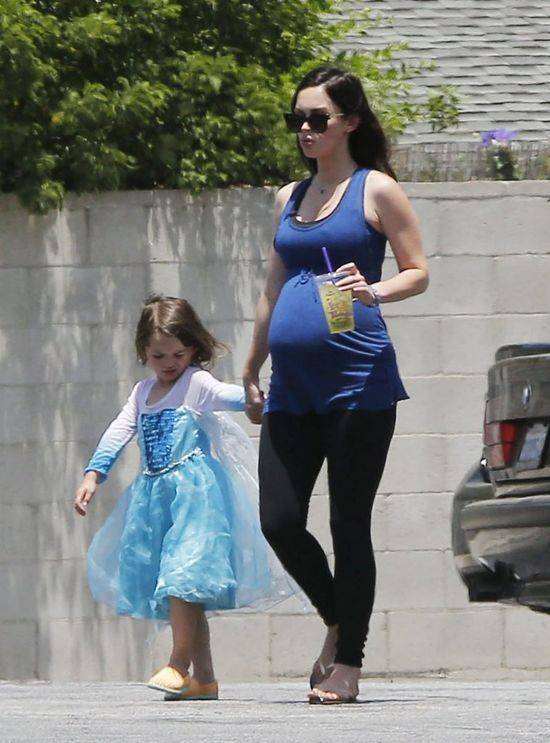 Wszystko, co musisz wiedzieć o trzecim dziecku Megan Fox