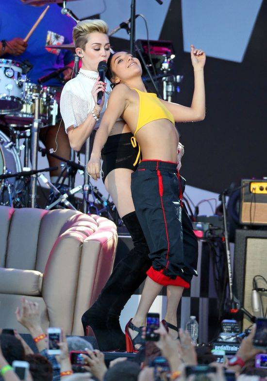 Miley Cyrus na scenie show Jimmy Kimmel Live!