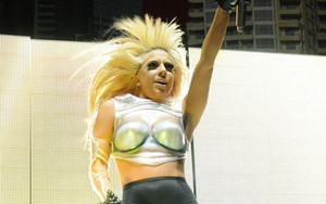 Lady GaGa straszy na ulicy (FOTO)
